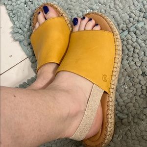 Born Sandals mustard yellow size 7